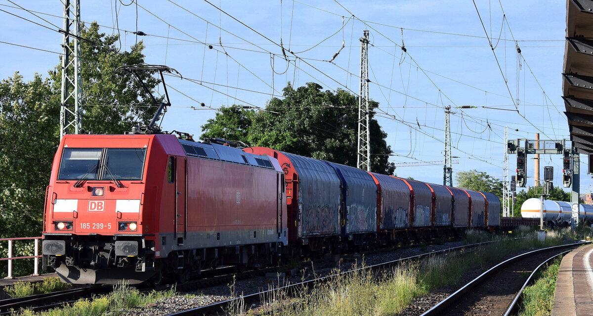 DB Cargo AG, Mainz mit ihrer  185 299-5  [NVR-Nummer: 91 80 6185 299-5 D-DB] und einem gemischten Güterzug am 13.06.24 Höhe Bahnhof Magdeburg-Neustadt.