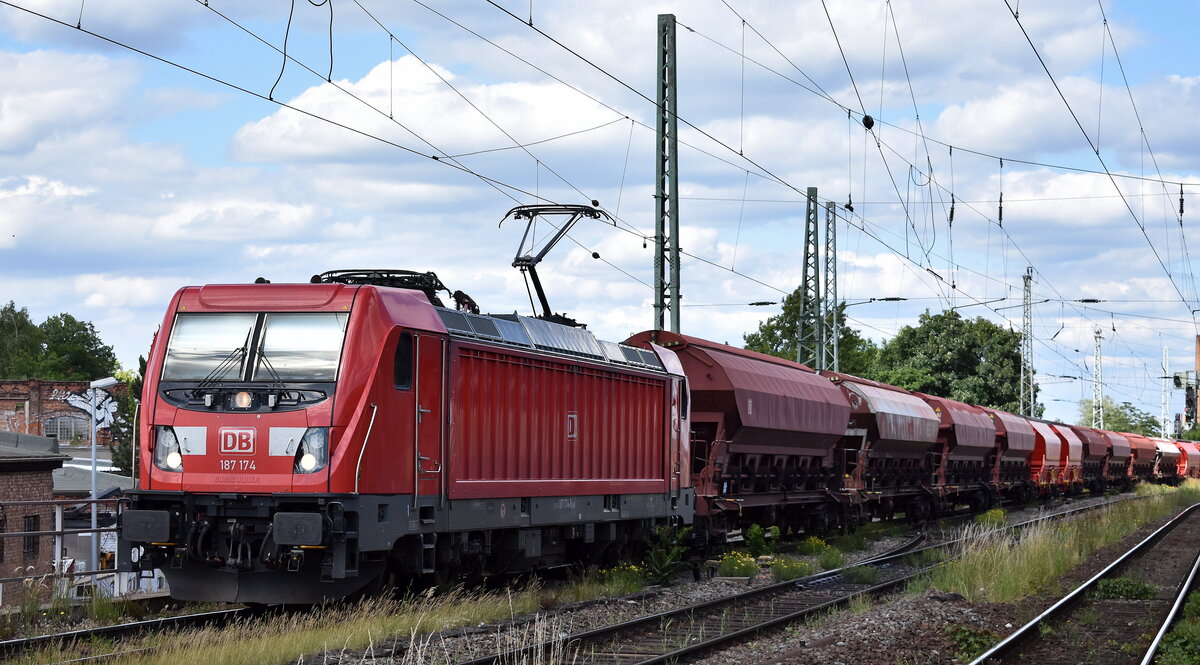 DB Cargo AG, Mainz mit ihrer  187 174  [NVR-Nummer: 91 80 6187 174-8 D-DB] und einem Kalizug am 13.06.24 Höhe Bahnhof Magdeburg-Neustadt. 