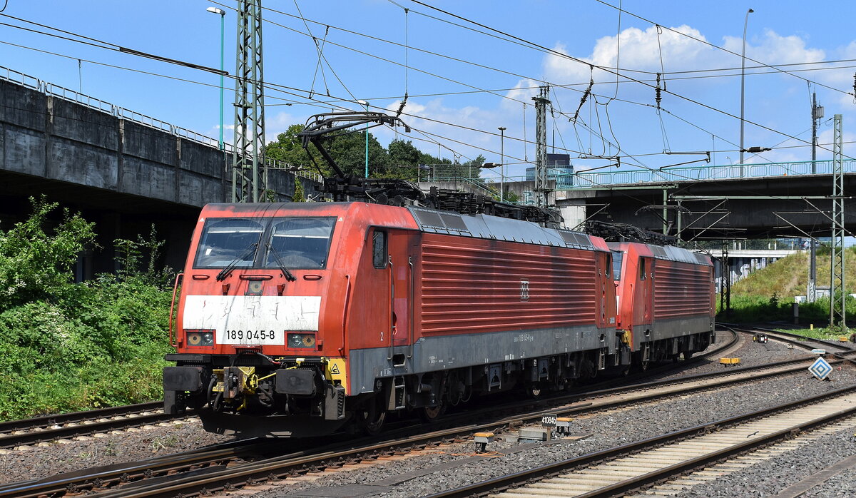 DB Cargo AG, Mainz mit der Doppeltraktion   189 034-2  [NVR-Nummer: 91 80 6189 034-2 D-DB] +  189 045-8  [NVR-Nummer: 91 80 6189 045-8 D-DB] Richtung Hansaport im Hamburger Hafen am 19.07.24 Höhe Bahnhof Hamburg Harburg.