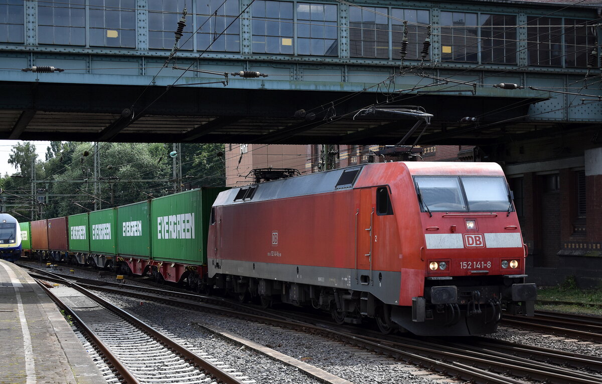 DB Cargo AG, Mainz mit ihrer  152 141-8  [NVR-Nummer: 91 80 6152 141-8 D-DB]und einem Containerzug Richtung Hamburger Hafen am 19.07.24 Höhe Bahnhof Hamburg Harburg.