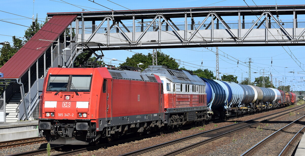 DB Cargo AG, Mainz mit ihrer  185 347-2  [NVR-Nummer: 91 80 6185 347-2 D-DB] mit  232 303-8  und gemischtem Güterzug am Haken Richtung Rbf. Seddin am 29.07.24 Höhe Bahnhof Saarmund.