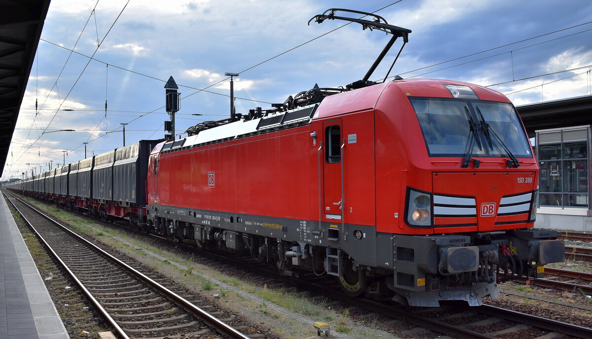 DB Cargo AG, Mainz mit ihrer  193 388  [NVR-Nummer: 91 80 6193 388-6 D-DB] mit einem innofreigt Schüttgutwagenzug Kohle Richtung Ziltendorf EKO am 23.07.24 Höhe Bahnhof Cottbus.