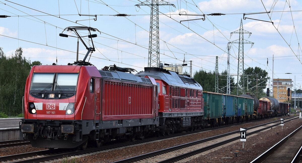 DB Cargo AG, Mainz mit ihrer  187 161  [NVR-Nummer: 91 80 6187 161-5 D-DB] mit  233 321-9  (NVR:  92 80 1233 321-9 D-DB ) und gemischtem Güterzug am Haken Richtung Rbf. Seddin am 01.08.24 Höhe Bahnhof Schönefeld b. Berlin.