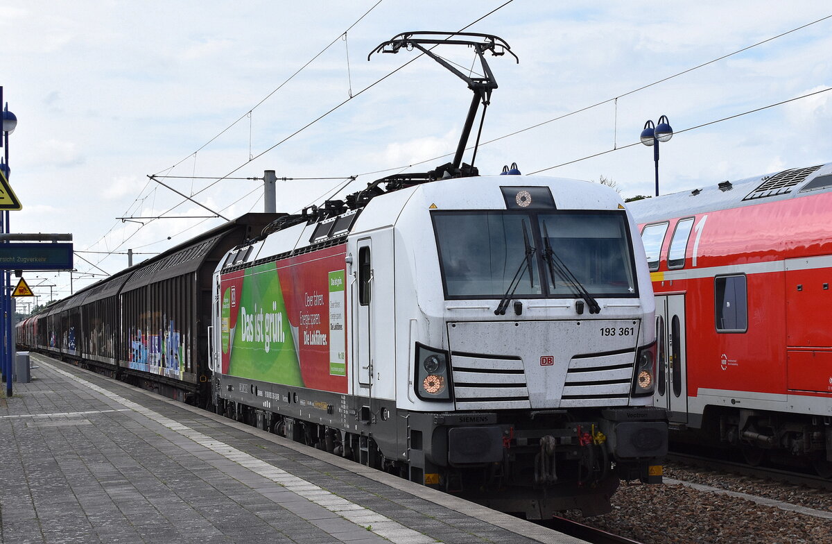 DB Cargo AG, Mainz mit ihrer  193 361  [NVR-Nummer: 91 80 6193 361-3 D-DB] und einem gemischten Güterzug am 24.07.24 Durchfahrt Bahnhof Lübben (Spreewald).