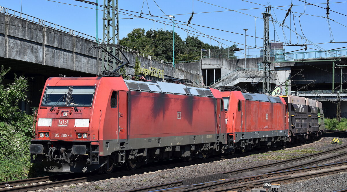 DB Cargo AG, Mainz mit der Doppeltraktion  185 398-5  [NVR-Nummer: 91 80 6185 398-5 D-DB] +   185 237-5  [NVR-Nummer: 91 80 6185 237-5 D-DB] verlässt mit einem innofreigt Schüttgutwagenzug (Erz) den Hamburger Hafen am 30.07.24 Höhe Bahnhof Hamburg Harburg.