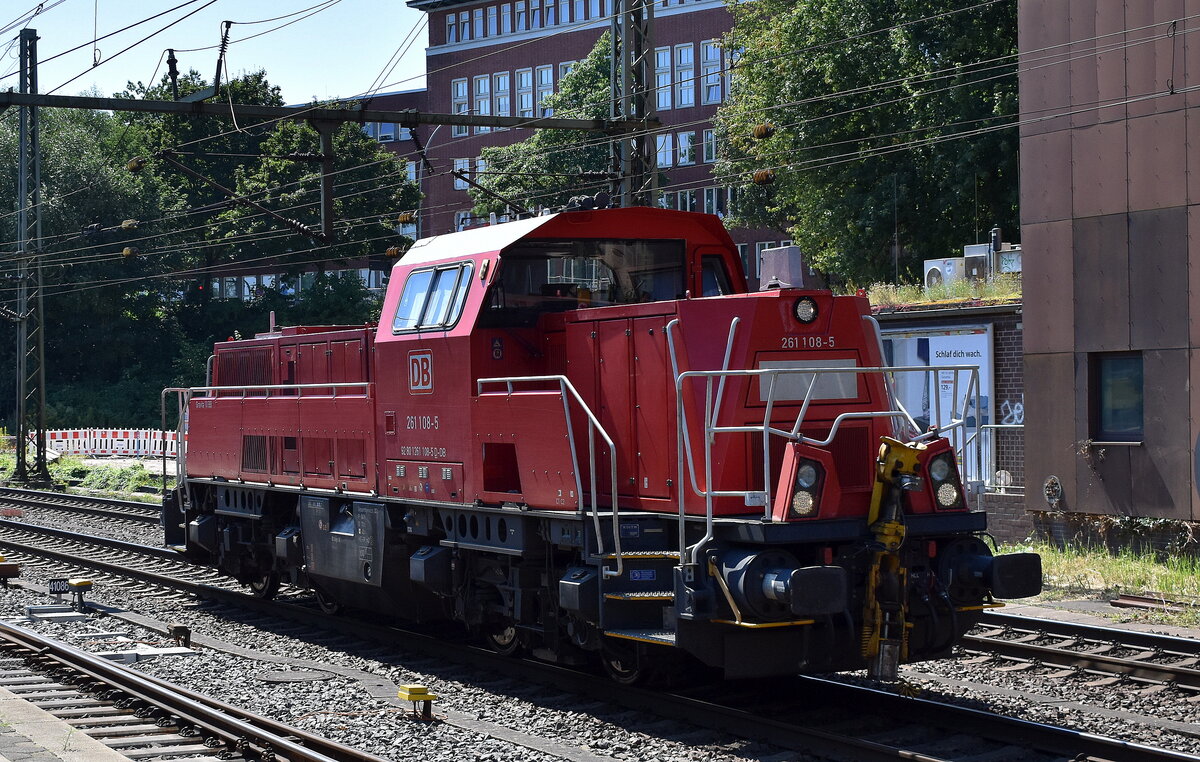 DB Cargo AG, Mainz mit ihrer  261 108-5  (NVR:  92 80 1261 108-5 D-DB ) am 30.07.24 Höhe Bahnhof Hamburg Harburg.