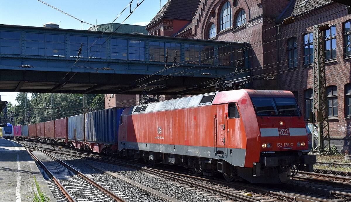 DB Cargo AG, Mainz mit ihrer  152 129-3  [NVR-Nummer: 91 80 6152 129-3 D-DB] und einem Containerzug Richtung Hamburger Hafen am 30.07.24 Höhe Bahnhof Hamburg Harburg.