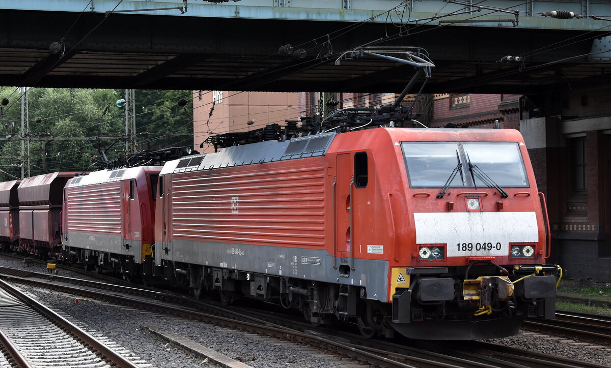 DB Cargo AG, Mainz mit der Doppeltraktion  189 049-0  [NVR-Nummer: 91 80 6189 049-0 D-DB] +  189 038-3  [NVR-Nummer: 91 80 6189 038-3 D-DB] und einem Ganzzug Selbstentladewagen (für Erztransporte) Richtung Hansaport im Hamburger Hafen am 19.07.24 Höhe Bahnhof Hamburg-Harburg.