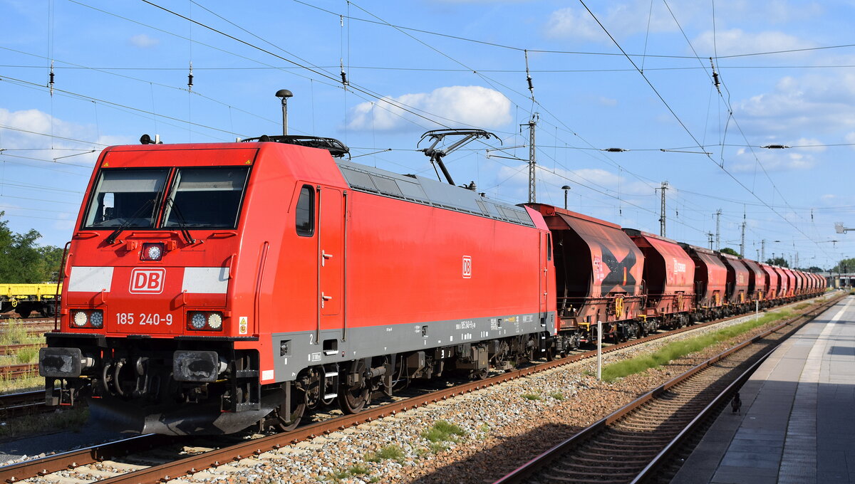 DB Cargo AG, Mainz mit ihrer  185 240-9  [NVR-Nummer: 91 80 6185 240-9 D-DB] und einem Kalizug am 03.08.24 Höhe Bahnhof Oranienburg.