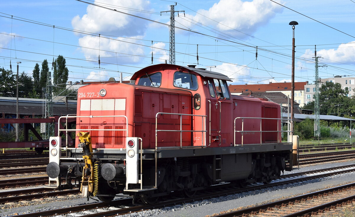 DB Cargo AG, Mainz mit ihrer  294 727-3  (NVR:  98 80 3294 727-3 D-DB ) bei Rangiertätigkeiten am 05.08.24 Höhe Bahnhof Cottbus Hbf.