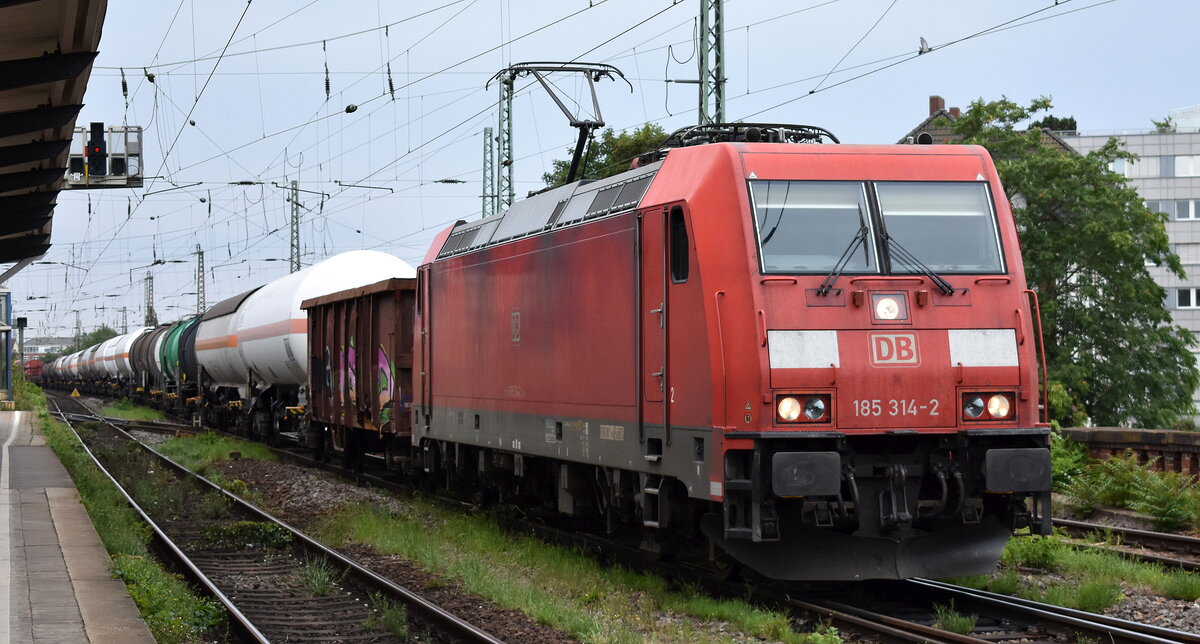 DB Cargo AG, Mainz mit ihrer  185 314-2  [NVR-Nummer: 91 80 6185 314-2 D-DB] und einem gemischten Güterzug am 31.07.24 Höhe Bahnhof Magdeburg-Neustadt.