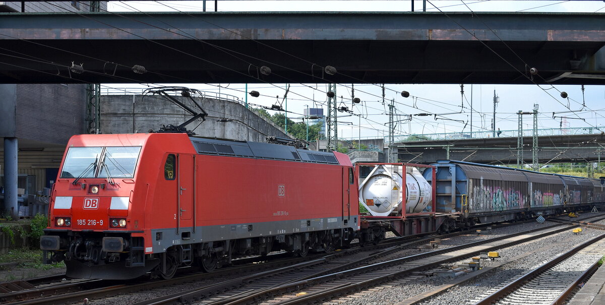 DB Cargo AG, Mainz mit ihrer  185 216-9  [NVR-Nummer: 91 80 6185 216-9 D-DB] und einem gemischten Güterzug Richtung Rbf. Maschen am 19.07.24 Höhe Bahnhof Hamburg-Harburg.