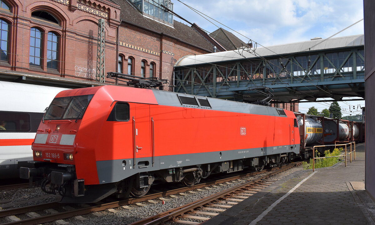 DB Cargo AG, Mainz mit ihrer   152 166-5  [NVR-Nummer: 91 80 6152 166-5 D-DB] und einem Containerzug am 19.07.24 Durchfahrt Bahnhof Hamburg-Harburg.