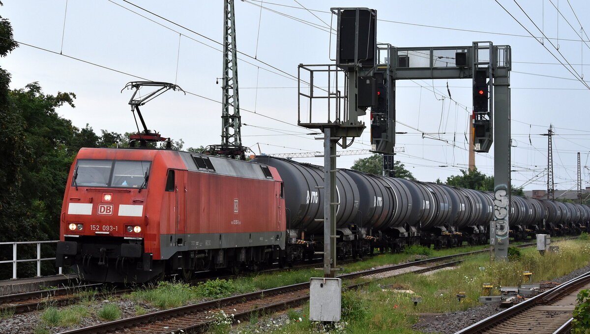 DB Cargo AG, Mainz mit ihrer  152 093-1  [NVR-Nummer: 91 80 6152 093-1 D-DB] und einem Kesselwagenzug am 31.07.24 Höhe Bahnhof Magdeburg-Neustadt.