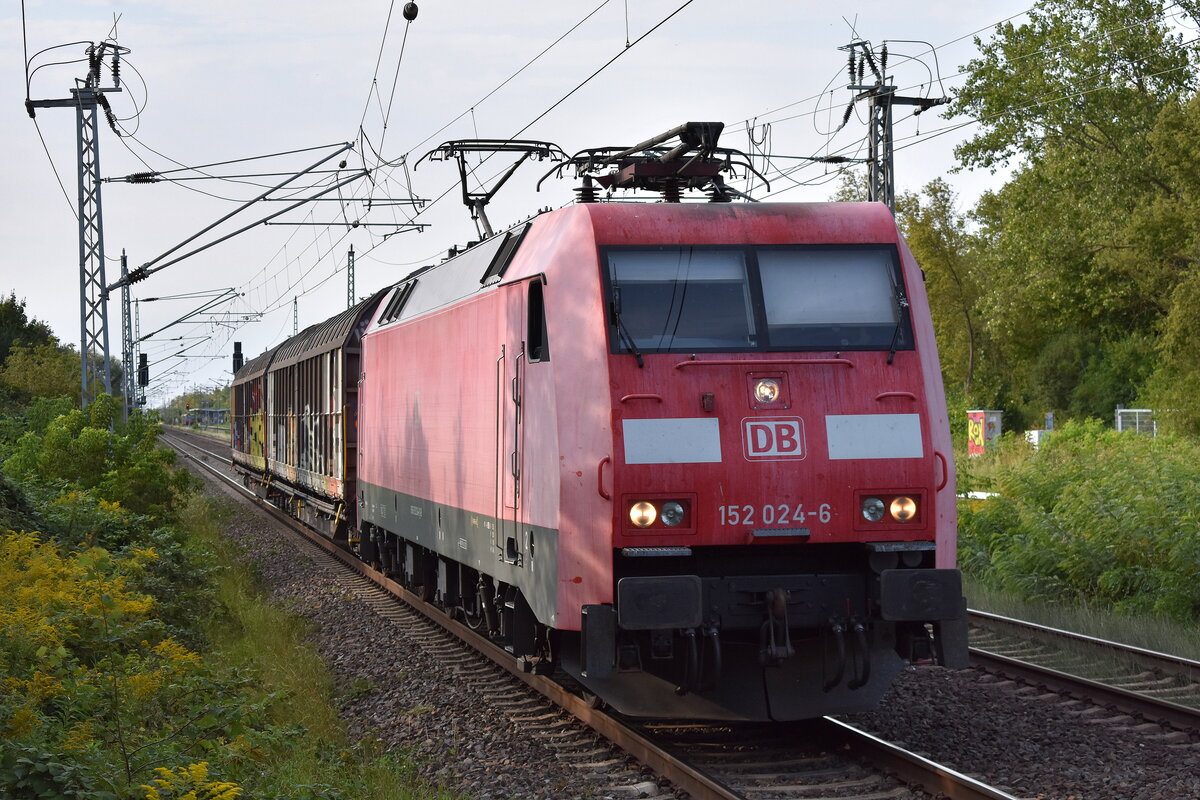 DB Cargo AG, Mainz mit ihrer  152 024-6  [NVR-Nummer: 91 80 6152 024-6 D-DB] und zwei Schiebewandwagen wahrscheinlich Richtung Rbf. Seddin am 22.08.24 Durchfahrt Bahnhof Berlin-Hohenschönhausen.