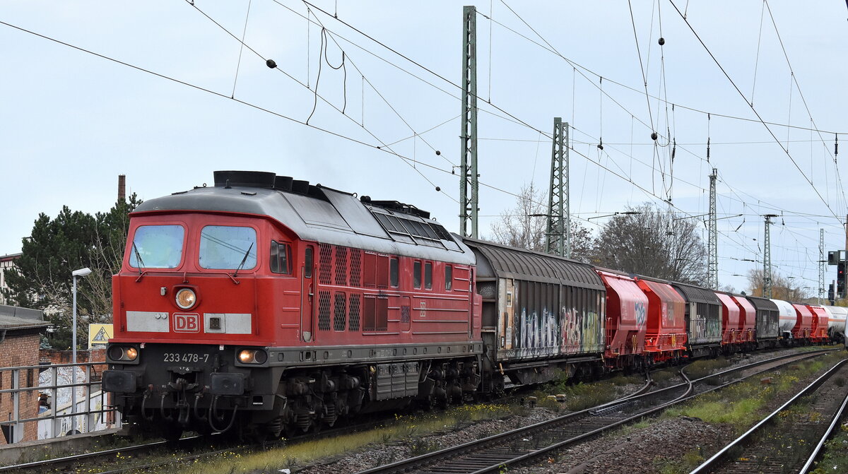 DB Cargo AG, Mainz mit ihrer  233 478-7  (NVR:  92 80 1233 478-7 D-DB ) und einem gemischten Güterzug am 25.11.24 Höhe Bahnhof Magdeburg-Neustadt.