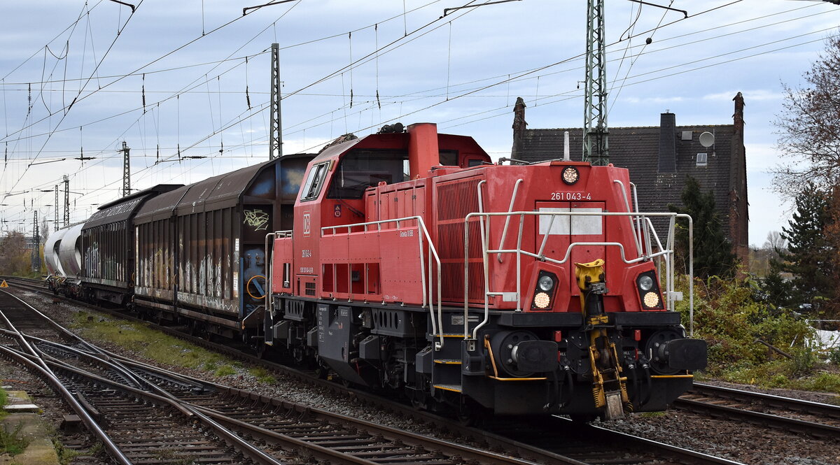 DB Cargo AG, Mainz mit ihrer  261 043-4  (NVR:  92 80 1261 043-4 D-DB ) u. einigen Güterwagen am 25.11.24 Höhe Bahnhof Magdeburg-Neustadt.