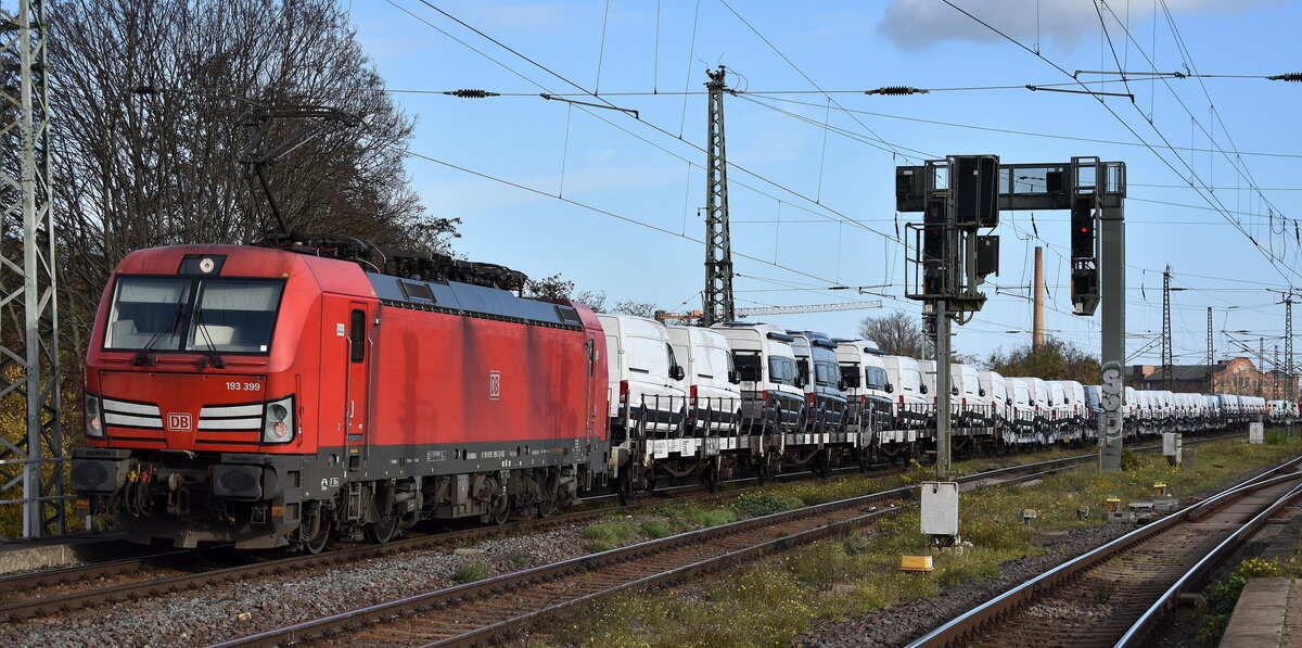 DB Cargo AG, Mainz mit ihrer  193 399  [NVR-Nummer: 91 80 6193 399-3 D-DB] und einem Nutzfahrzeug-Transportzug (VW Nutzfahrzeuge aus polnischer Produktion) am 26.11.24 Höhe Bahnhof Magdeburg Neustadt.