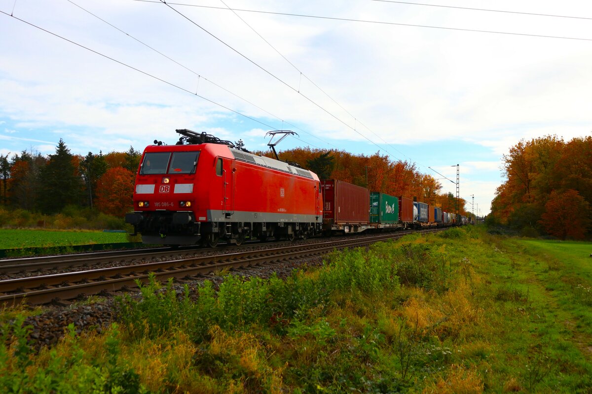 DB Cargo Bombardier Traxx 185 086-6 mit KLV Zug in Bischofsheim am 04.11.23