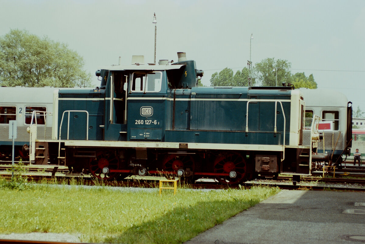 DB-Diesellok  260 127-6 vor dem Bw Rosenheim, 12.06.1984