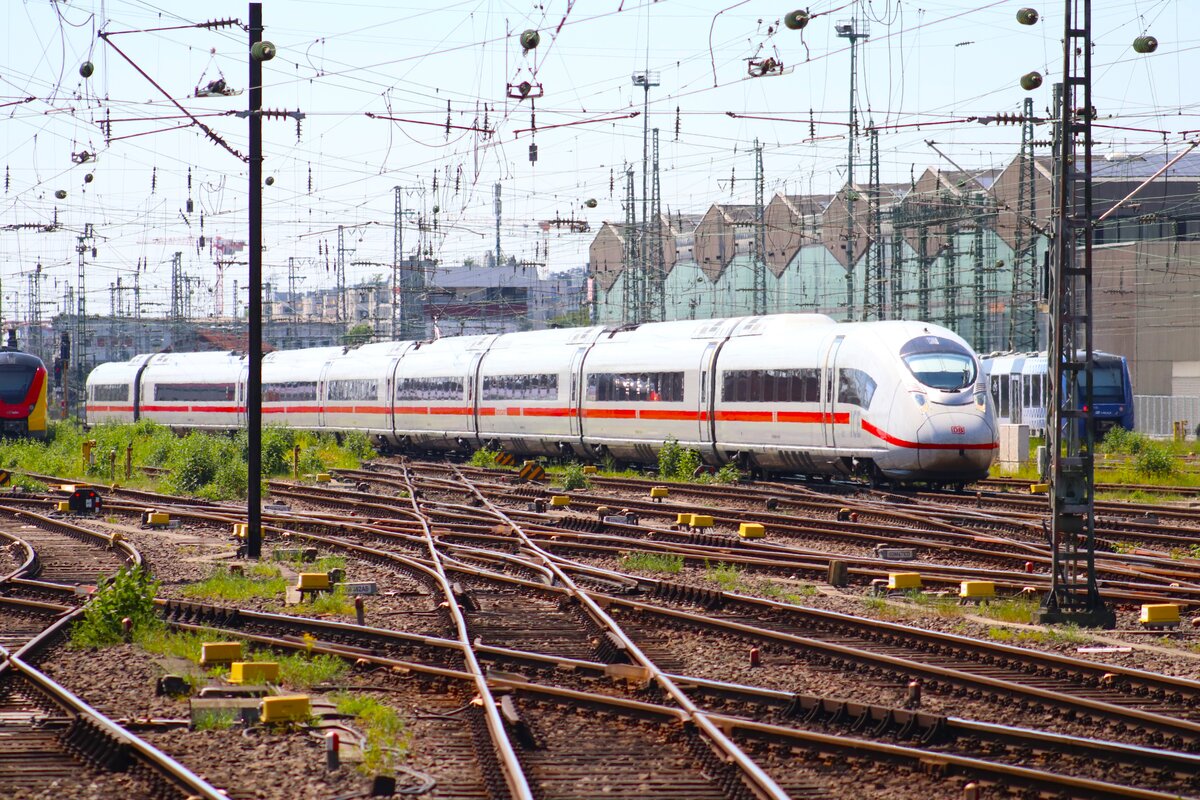 DB Fernverkehr ICE3 Velaro NEO (408 xxx) am 11.05.24 in Frankfurt am Main Hbf. Die Fotos wurden per Telezoom vom Bahnsteigende gemacht