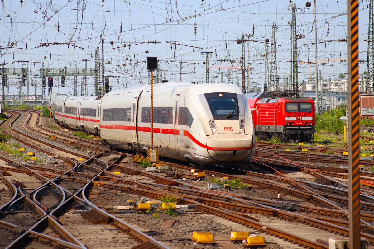 DB Fernverkehr ICE4 (412 xxx) am 11.05.24 in Frankfurt am Main Hbf. Die Fotos wurden per Telezoom vom Bahnsteigende gemacht
