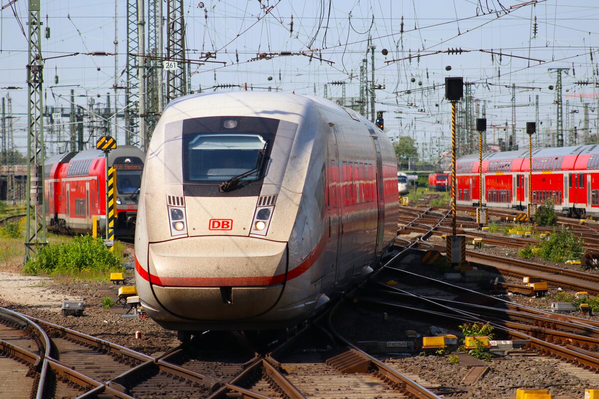 DB Fernverkehr ICE4 (412 xxx) am 11.05.24 in Frankfurt am Main Hbf. Die Fotos wurden per Telezoom vom Bahnsteigende gemacht