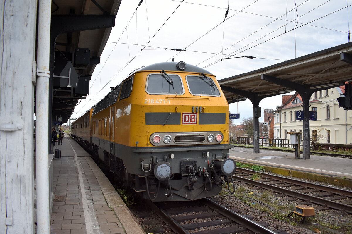 DB InfraGO AG, Frankfurt (M) mit ihrer  218 471-1  (NVR:  92 80 1218 471-1 D-DB ) schiebt einen Messzug an mit dem  DB Netz Instandhaltung Steuerwagen  60 003-4  am 25.11.24 Durchfahrt Bahnhof Magdeburg Neustadt.