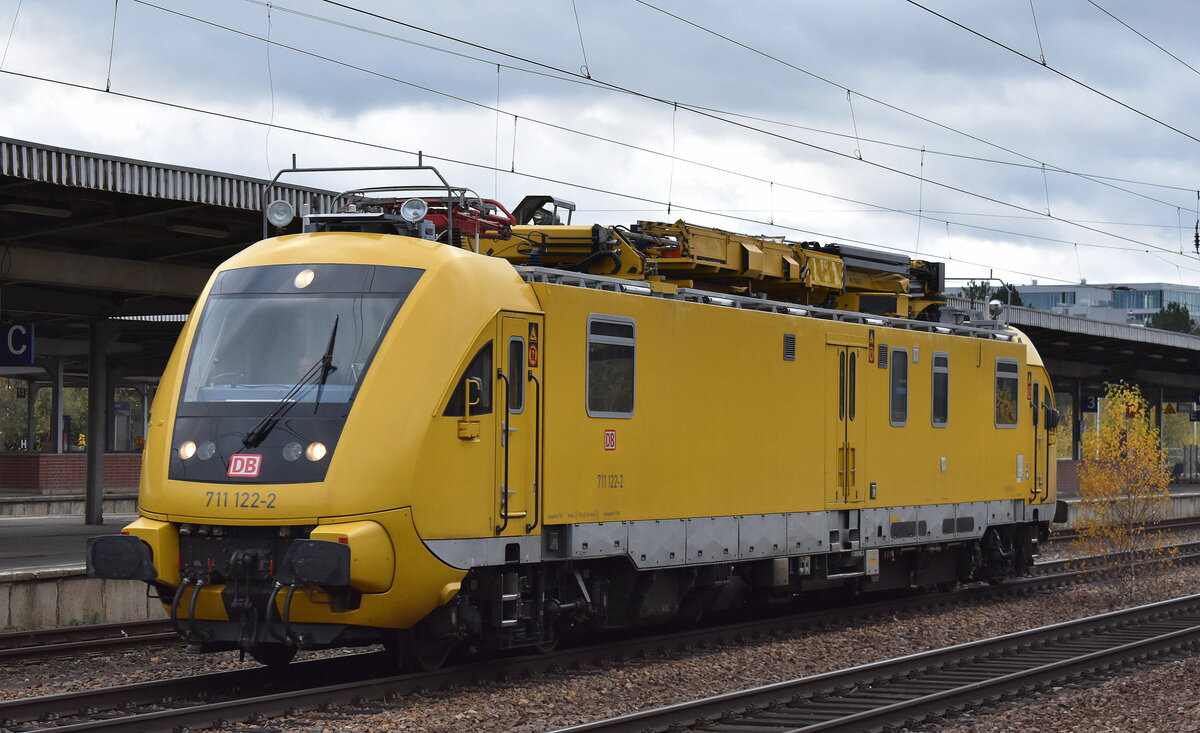 DB Instandsetzung/Maschinenpool, Berlin mit ihrem HIOB  711 122-2  am 18.11.24 Höhe Bahnhof Schönefeld. Berlin.