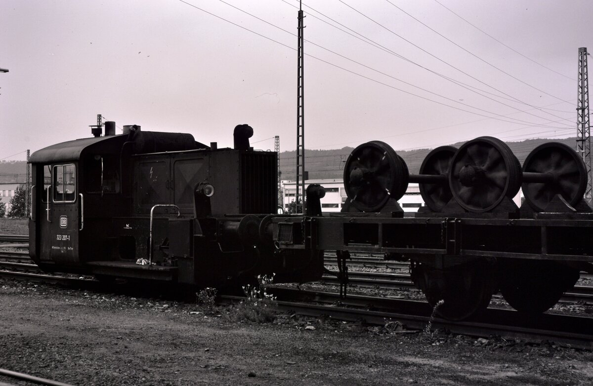 DB-Kleinlok 323 207-1 (Köf II) vor dem Bw Trier, alles wirkte am 24.08.1985 schon etwas ungepflegt. 