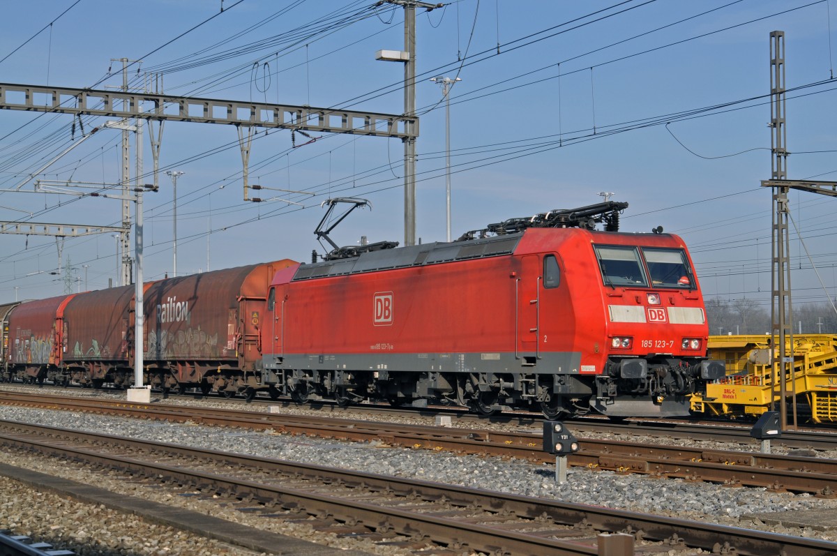 DB Lok 185 123-7 durchfährt den Bahnhof Muttenz. Die Aufnahme stammt vom 13.02.2015.