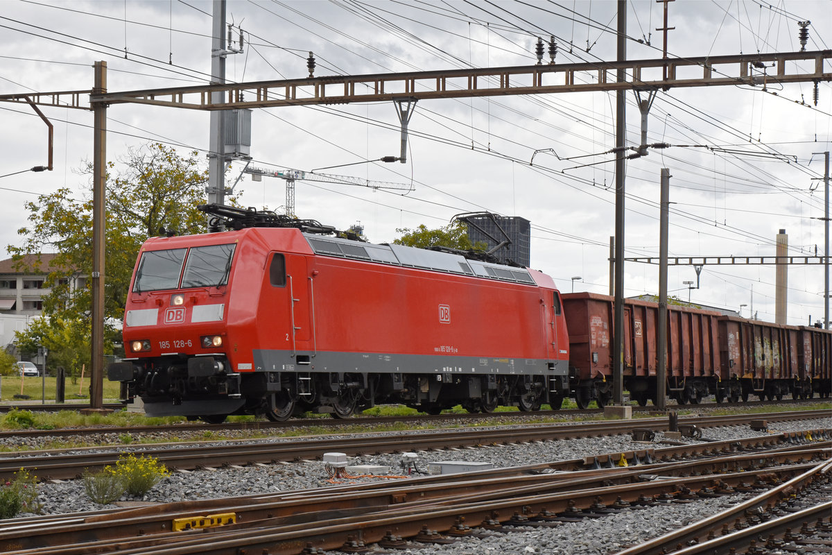 DB Lok 185 128-6 durchfährt den Bahnhof Pratteln. Die Aufnahme stammt vom 25.09.2019.