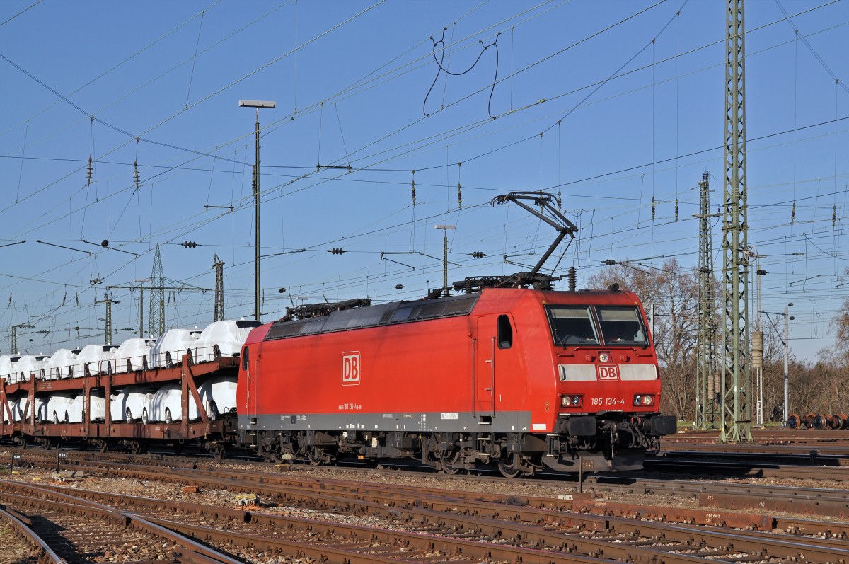 DB Lok 185 134-4 durchfährt den Badischen Bahnhof. Die Aufnahme stammt vom 02.12.2015.