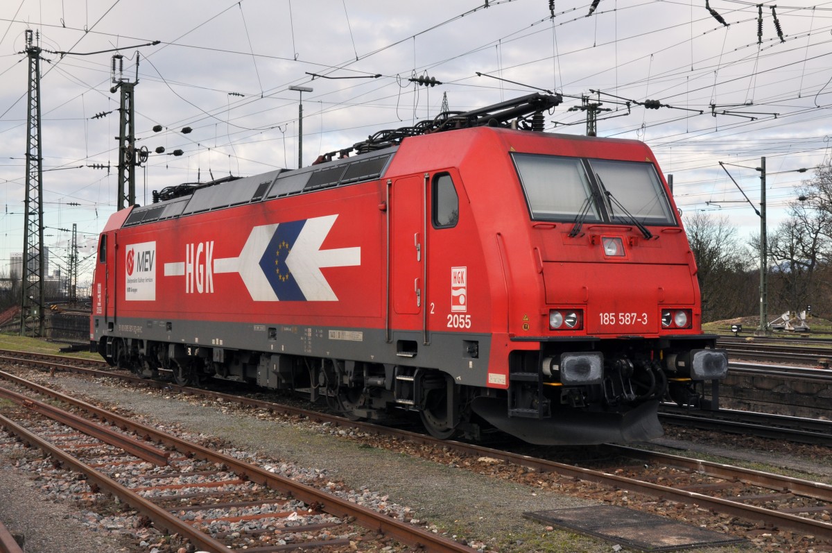 DB Lok 185 587-3 am Badischen Bahnhof in Basel. Die Aufnahme stammt vom 10.01.2014.