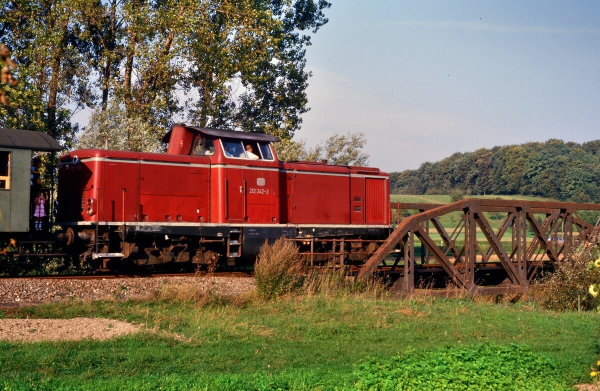 DB-Lok 212 242-2 auf der Brücke vor Weilheim bei einer Sonderfahrt auf der DB-Nebenbahn Kirchheim-Weilheim.
Datum: 22.09.1985 