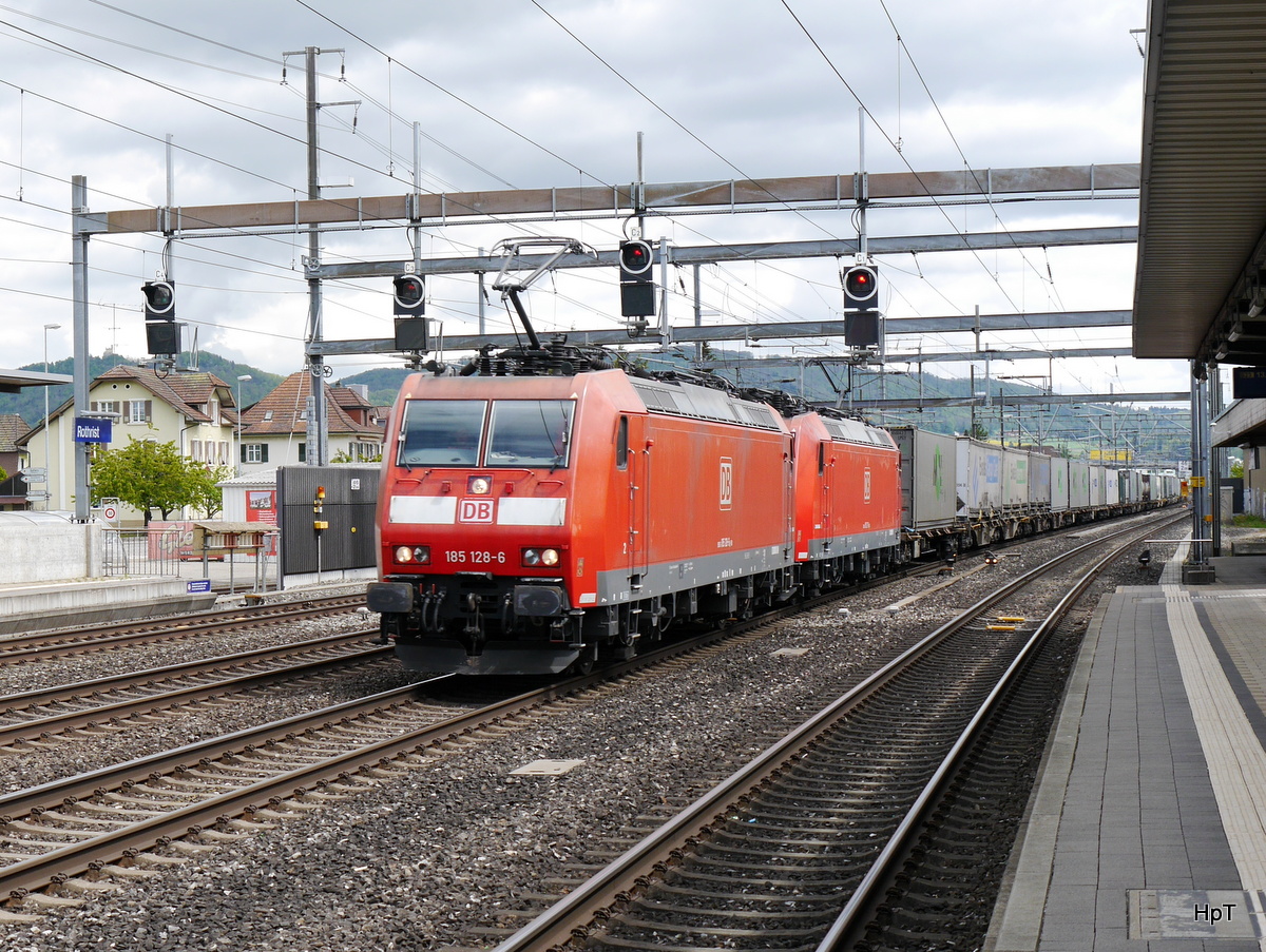 DB - Loks 185 128-6 und 185 127-8 vor Güterzug bei der durchfahrt im Bahnhof Rothrist am 03.05.2017