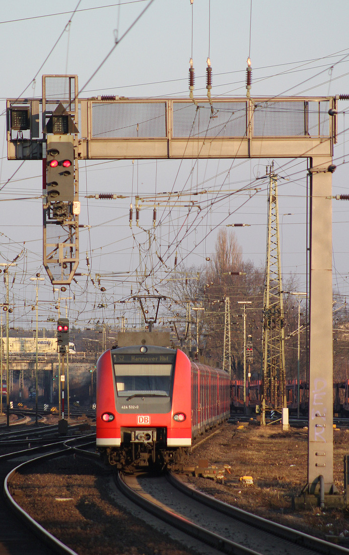 DB Regio 424 011 (führend) + 425 154 + 424 032 (zu sehen) als S 2  Nienburg (Weser) - Haste am. // Wunstorf // 17. März 2016