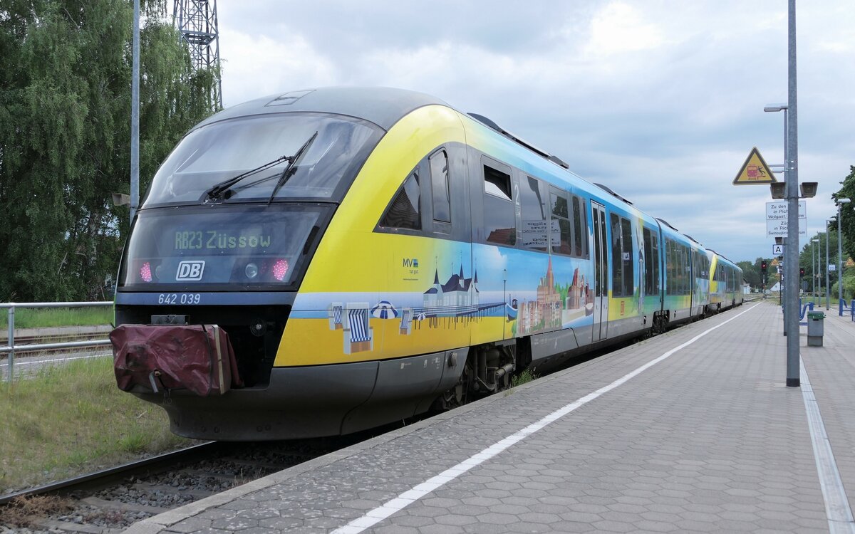 DB Regio AG- Desiro 642 039 & 642 539 -   ‚, MV tut gut'', hier als RB23, kurz vor seiner Abfahrt Richtung Züssow. Zinnowitz, /Usedom im Mai 2024. (Heckansicht)_(RB 23)