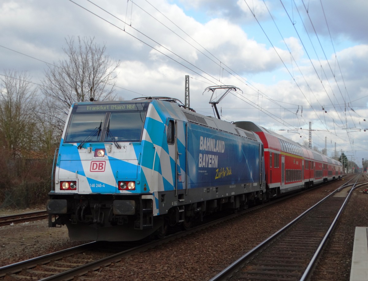 DB Regio Bayern 146 246-4 alias Traxxl (Bahnland Bayern Werbung) verlässt Maintal Ost am 15.03.16