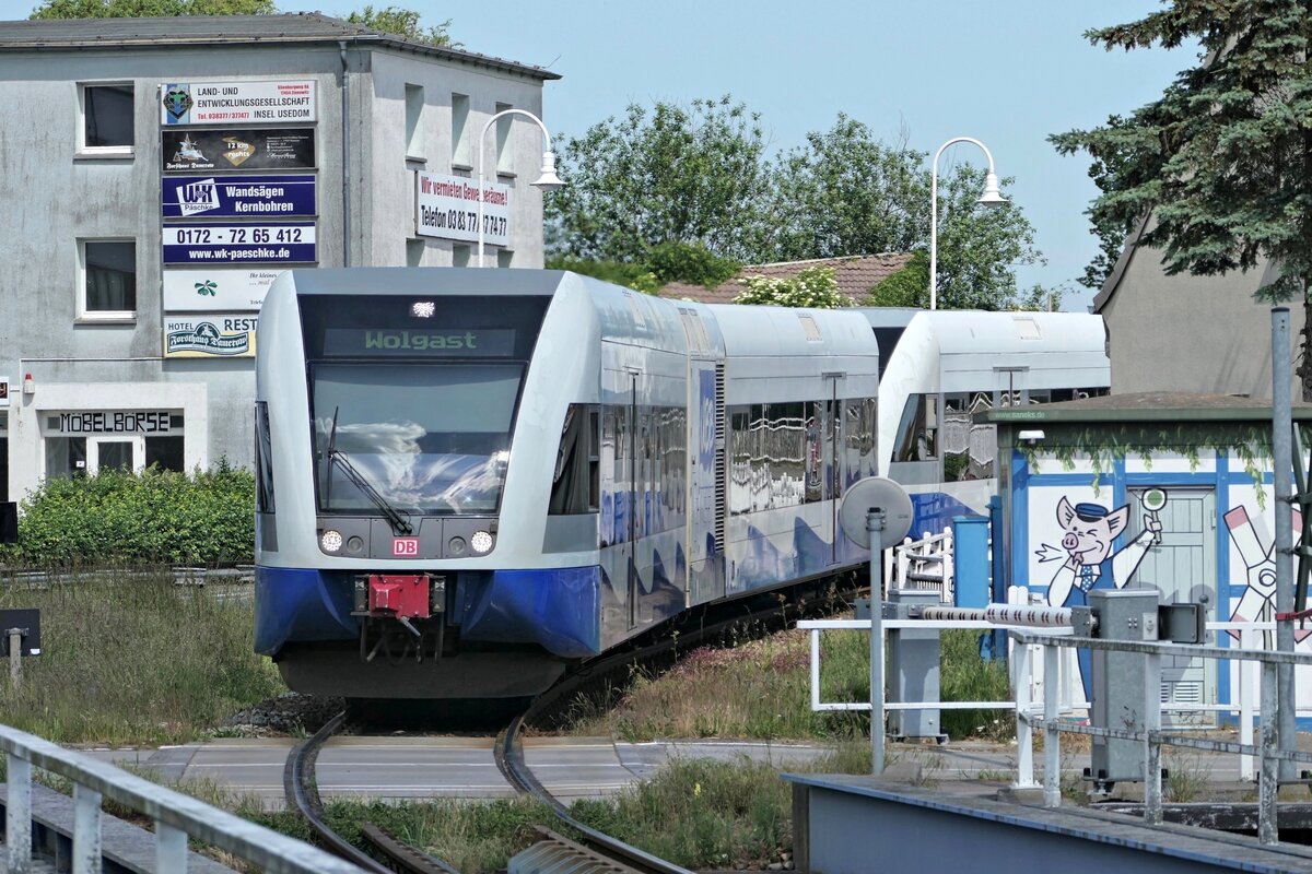 DB Regio (MV) der Usedomer Bäderbahn- UBB mit einer BR 646, erreicht in Kürze, als RB23 den Bahnhof von Wolgast- Hafen, ebenda im Mai 2024. RB 23