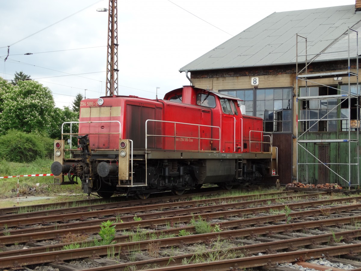 DB Schenker Rail 295 586-3 steht am 03.05.14 im Bw Hanau beim Lokschuppenfest 