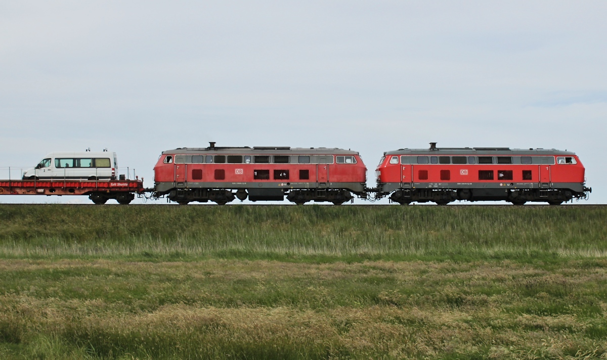 DB Sylt Autoshuttle: 218 ... und 321-8 fahren am 18.06.2020 bei Keitum in Richtung Festland