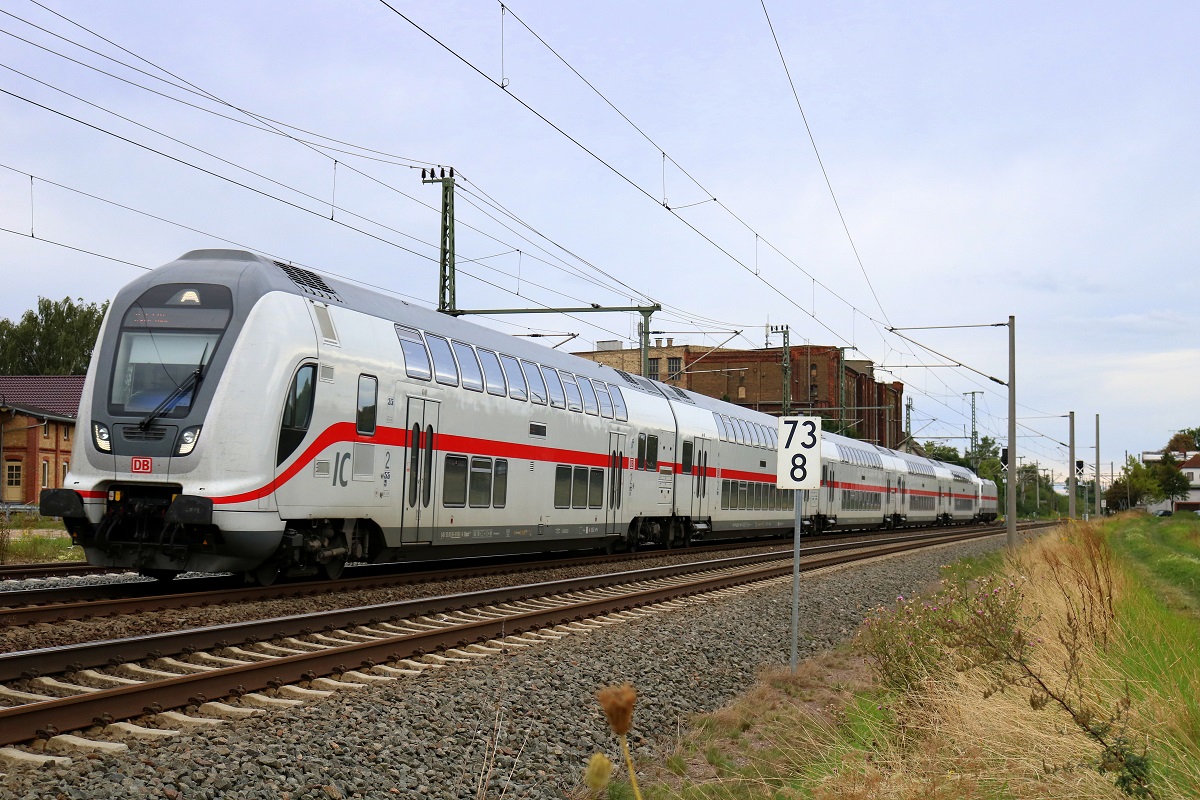 DBpbzfa 668.2 mit Schublok BR 146.5 DB als IC 2440 (Linie 55) von Dresden Hbf nach Köln Hbf fährt in Niemberg auf der Bahnstrecke Magdeburg–Leipzig (KBS 340). [9.9.2017 | 13:21 Uhr]