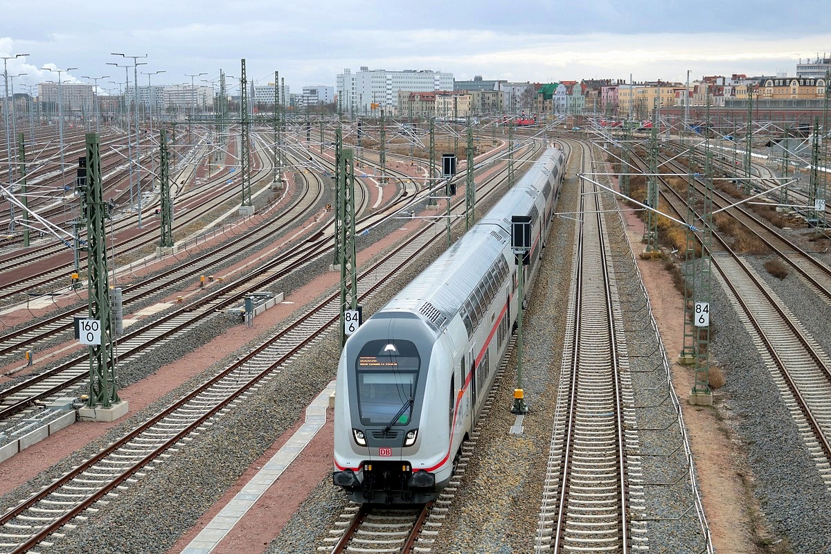 DBpbzfa 668.2 mit Schublok BR 146.5 DB als IC 2036 (Linie 56) von Leipzig Hbf nach Norddeich Mole passiert die Zugbildungsanlage Halle (Saale) in nördlicher Richtung. Aufgenommen von der Berliner Brücke. [28.12.2017 | 14:04 Uhr]