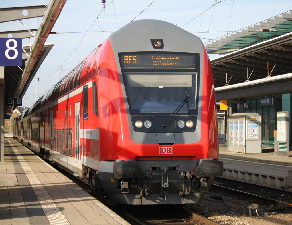 DBpzfa 763.9 als RE 4361 von Rostock Hbf nach Lutherstadt Wittenberg bei der Ausfahrt am 01.11.2014 im Rostocker Hbf 