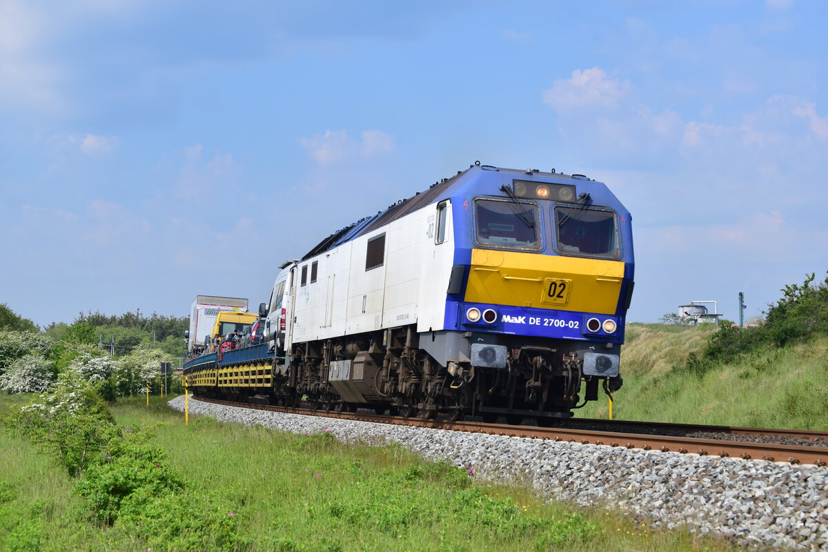 DE2700-02 alias 251 002 hat soeben Morsum hinter sich gelassen und überquert in Kürze den Hindenburgdamm.

Morsum 03.06.2021