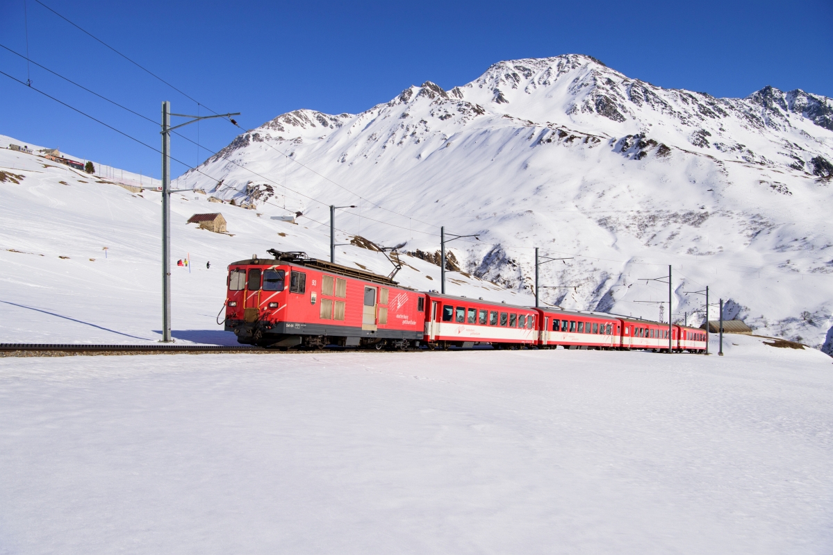 Deh 4/4 II 93 kämpft sich mit einem Regionalzug nach Disentis die Kehren zum Oberalp hinauf.

Nätschen, 22.02.2020.