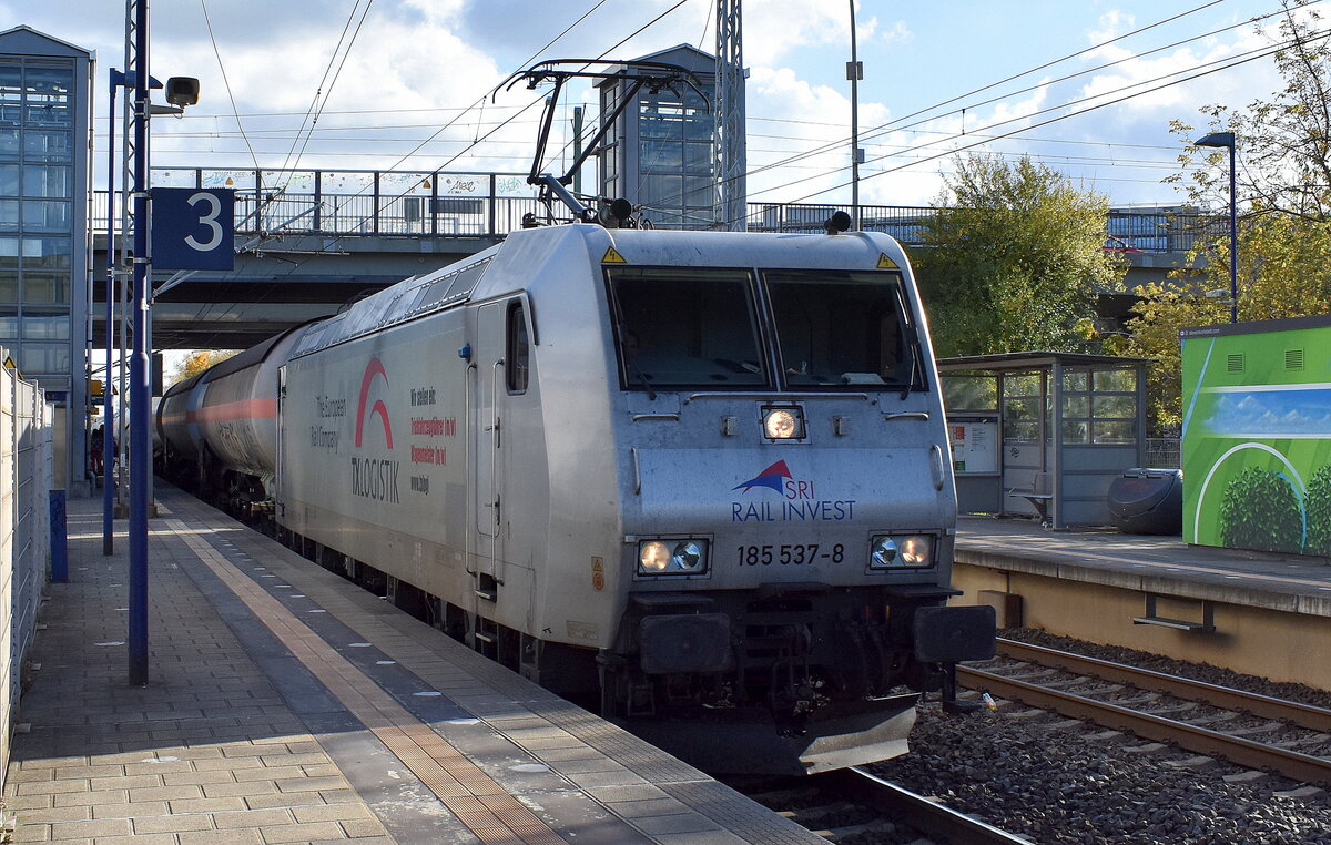 DeltaRail GmbH, Frankfurt (Oder) [D]  mit der angemieteten SRI Lok  185 537-8  [NVR-Nummer: 93 81 0185 537-8 A-SRI] und einem Ganzzug Druckgaskesselwagen Richtung Stendell am 23.10.24 Durchfahrt Bahnhof Berlin Hohenschönhausen.