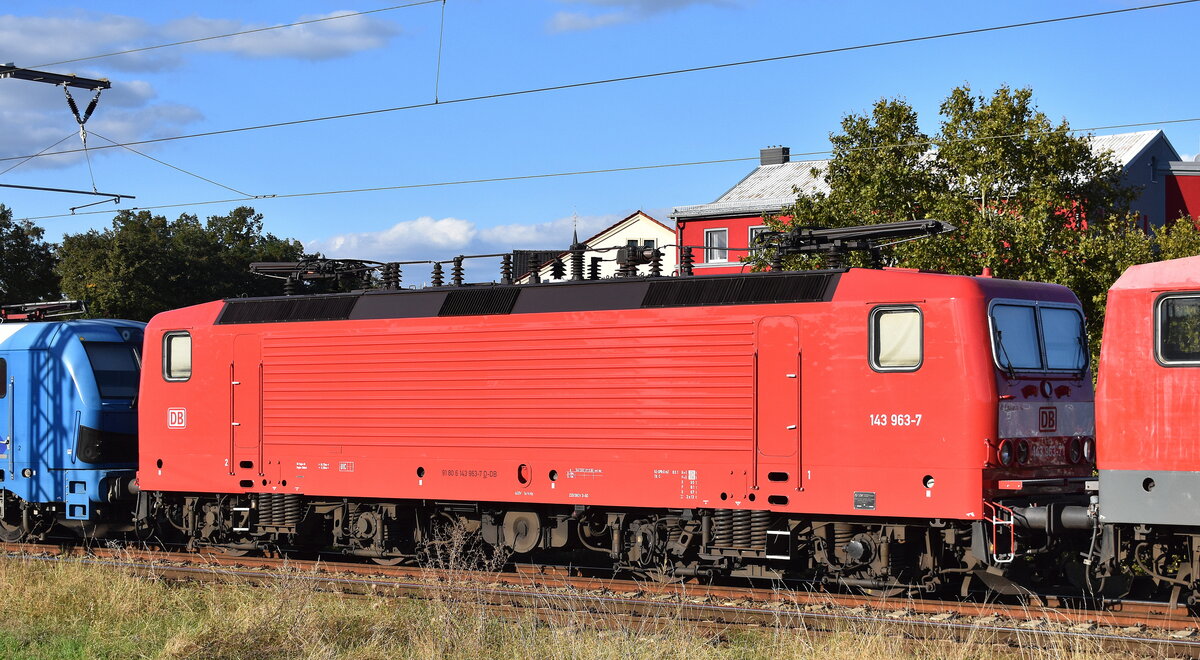 DeltaRail GmbH, Frankfurt (Oder) mit der wie neu aussehenden DB Mietpool Lok  143 963-7  (NVR:  91 80 6143 963-7 D-DB ) in einer Abstellgruppe am 30.09.24 Bahnhof Frankfurt/Oder.