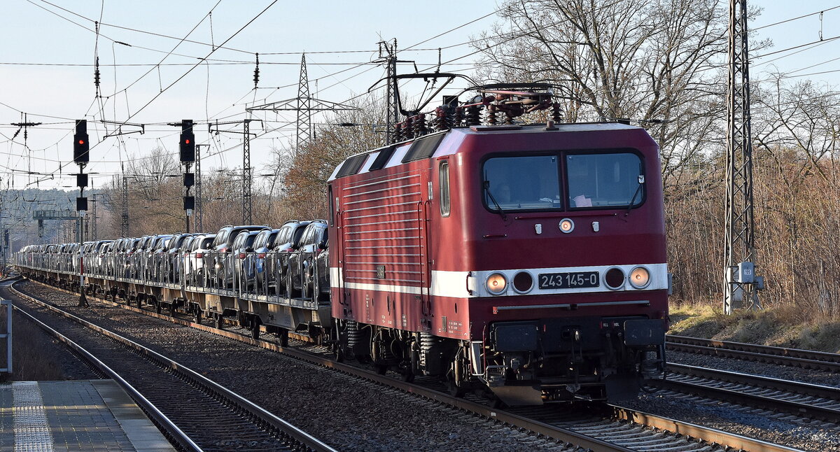 DeltaRail GmbH, Frankfurt (Oder) mit ihrer  243 145-0  (NVR:  91 80 6143 145-1 D-DELTA ) und einem PKW-Transportzug mit fabrikneuen Mercedes Benz SUV Richtung Osten am 05.12.24 Höhe Bahnhof Saarmund.